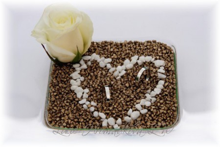 Podklad pod prstýnky včetně zajištění výroby prstýnků s rytinou.