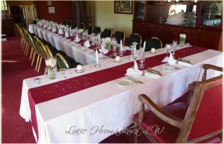 Mnou dekorovaná svatební tabule.